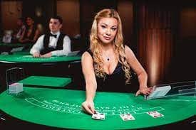 Ilustrasi pengguna menikmati hiburan sports dan casino melalui perangkat mobile dengan nyaman dan aman
